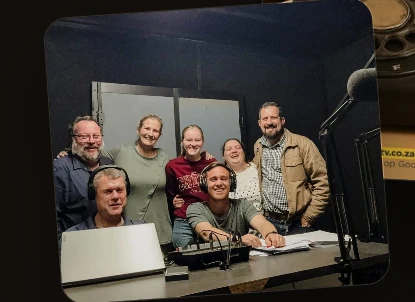 Agter-die-skerms-foto uit die opname-ateljee