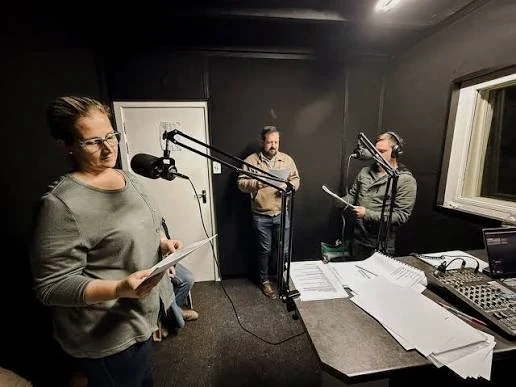 Akteurs en span tydens opname